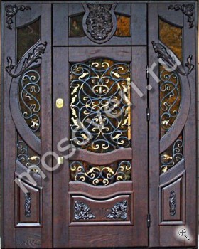 Эксклюзивная парадная трехстворчатая дверь с резьбой и художественной ковкой - купить от производителя Мосдвери Эксклюзивная парадная трехстворчатая дверь с резьбой и художественной ковкой